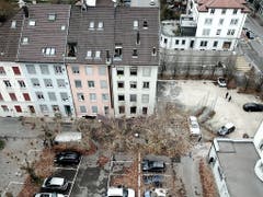 Das Brandunglück mit sechs Toten ereignete sich im Mehrfamilienhaus (rechts) in Solothurn. Die Brandursache ist noch unklar. (Bild: KEYSTONE/STEFAN LANZ)