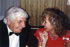 Ljuba Manz mit Playboy und Opel-Erbe Gunter Sachs, mit dem sie gern über Astrologie fachsimpelte. In der Hummer Bar traf die Gastgeberin viele Prominente aus Film, Politik und Showbusiness.