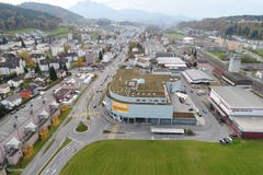 Nach 20 Jahren Betrieb wurde das Zentrum vor einem Jahr geschlossen. Mit Ausnahme der Migrol-Tankstelle sind alle Migros-Formate in die Mall of Switzerland gezogen. (Bild: PD/Genossenschaft Migros Luzern)