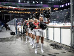Cheerleaders tanzen während des KHL-Abends im Hallenstadion. (Bild: KEYSTONE/ENNIO LEANZA)