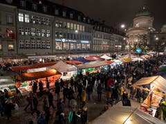 Der Zibelemärit beginnt am frühen Morgen - mitten in der Nacht stehen die Marktfahrer auf, um rechtzeitig bereit zu sein. (Bild: KEYSTONE/ANTHONY ANEX)