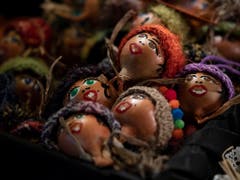 Zwiebeln werden auch in Form von kleinen Figuren verkauft. (Bild: KEYSTONE/ANTHONY ANEX)