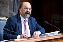 Joachim Eder verzichtete trotz seiner Erfahrung als langjähriger Zuger Gesundheitsdirektor zugunsten von Keller-Sutter zunächst auf einen Sitz in der Gesundheits- und Sozialkommission (SGK) des Ständerats. Seit 2015 politisiert nun auch der FDP-Ständerat in der SGK, wo er eng mit Keller-Sutter zusammenarbeitet. (Bild: Anthony Anex/Keystone (Bern, 6. März 2018))