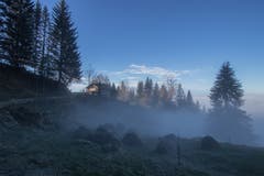 Der Nebel kriecht hangaufwärts, aufgenommen in der Stöck auf dem Weg nach Altruodisegg (Seebodenalp). (Bild: Hans Duss, 25. November 2018)