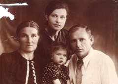 Familie Gruber nach der Emigration an die usbekische Grenze: Grossmutter Ekaterina Minina, Mutter Lydia Gruber, Vater Ignaz Gruber und Ljuba (von links)