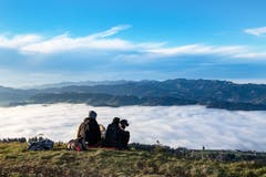Nicht nur wir Menschen haben Freude am schönen Wetter und der Aussicht über das Nebelmeer auf Heiligkreuz First. Auch die Vierbeiner geniessen das Outdoor-Erlebnis und das Wandern in der Sonne. (Bild: Stefan Dubach, 25. November 2018)