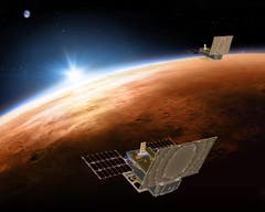 Zusätzlich verfolgen zwei Kleinsatelliten von der Grösse einer Aktentasche den Abstieg der Sonde. Diese Mars Cube One («MarCO»), die mit «InSight» gestartet sind und danach abgekoppelt wurden, dienen der Kommunikation zwischen der Marssonde und dem Marserkundungssatelliten einer früheren Mission aufrechterhalten. Bei optimalem Verlauf könnten sie auch das erste Bild weiterleiten, das die gelandete Sonde aufgenommen hat. (Illustration: PD/NASA/JPL)