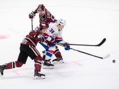 Alexej Bywalzew bricht durch Riga Abwehr hindurch. (Bild: KEYSTONE/ENNIO LEANZA)