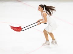 Aufräumarbeiten während des KHL-Abends im Hallenstadion. (Bild: KEYSTONE/ENNIO LEANZA)