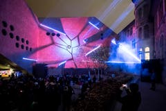 Auf die Wände werden mittels verschiedenfarbigen Lichtstrahlen Bilder projiziert. (KEYSTONE/Ennio Leanza, 15. November 2018)