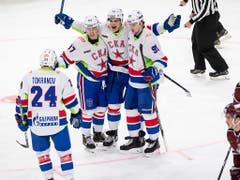 Nikolai Prochorkin von St. Petersburg (in der Mitte) feiert seinen Treffer zum 1:0. (Bild: KEYSTONE/ENNIO LEANZA)
