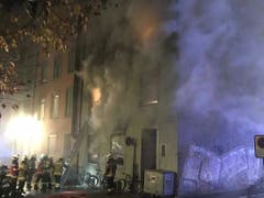 Beim Brand in einem Mehrfamilienhaus in der Nähe der Altstadt von Solothurn entstand starker Rauch. Sechs Personen starben, mehrere Personen befinden sich im Spital. (Bild: Handout Kantonspolizei Solothurn)