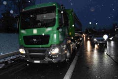 Am Dienstagmorgen kam es auf der A1 zwischen zwischen St.Gallen-Winkeln und Uzwil zu mehreren Auffahrunfällen. (Bilder: Kapo St.Gallen)