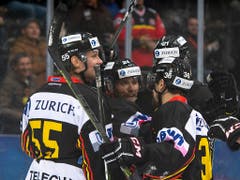 Die SCB-Spieler mit Zack Boychuck, Calle Andersson und Simon Moser (von links) können nach einem 3:4-Rückstand doch noch jubeln (Bild: KEYSTONE/ANTHONY ANEX)