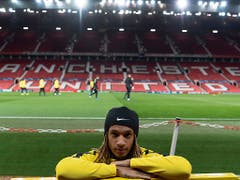 Kevin Mbabu posiert im Old-Trafford-Stadion - 3000 YB-Fans werden ihre Mannschaft am Dienstagabend in Manchester unterstützen (Bild: KEYSTONE/GEORGIOS KEFALAS)