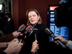 CVP-Bundesratskandidatin Heidi Z'graggen spricht nach dem Hearing bei der GLP-Fraktion in die Mikrofone. (Bild: Keystone/ANTHONY ANEX)