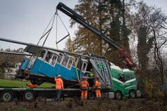 Die Wagen der Sonnenbergbahn werden für eine Revision nach Thun abtransportiert. Dafür werden die beiden Bähnli an der Mittelstation mit einem Kran angehoben und auf einen LKW verfrachtetet. (Boris Bürgisser, Kriens, 27. November 2018)
