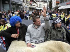 Drei NHL-Stars in Davos: Niklas Hagman, Joe Thornton und Rick Nash lassen sich bei der Meisterfeier 2005 durch die Stadt kutschieren (Bild: KEYSTONE/ARNO BALZARINI)