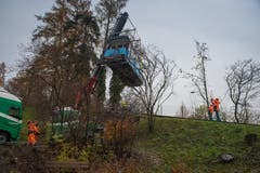 Die Wagen der Sonnenbergbahn werden für eine Revision nach Thun abtransportiert. Dafür werden die beiden Bähnli an der Mittelstation mit einem Kran angehoben und auf einen LKW verfrachtetet. (Boris Bürgisser, Kriens, 27. November 2018)