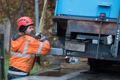 Die Wagen der Sonnenbergbahn werden für eine Revision nach Thun abtransportiert. Dafür werden die beiden Bähnli an der Mittelstation mit einem Kran angehoben und auf einen LKW verfrachtetet. (Boris Bürgisser, Kriens, 27. November 2018)