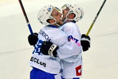 Der Zuger Torschütze Jesse Zgraggen (links) feiert mit Teamkollege David McIntyre das Siegestor zum 4:3 für Zug. (Keystone/Walter Bieri, Kloten, 27. November 2018)