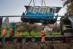 Die Wagen der Sonnenbergbahn werden für eine Revision nach Thun abtransportiert. Dafür werden die beiden Bähnli an der Mittelstation mit einem Kran angehoben und auf einen LKW verfrachtetet. Fotografiert am 27. November 2018. (Boris Bürgisser, Kriens, 27. November 2018)