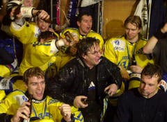 Die Spieler des HCD feiern ihren Trainer im Jahr 2000, nachdem der HCD seit 42 Jahren wieder einmal den Spengler Cup gewann. (Bild: Edi Engeler/Keystone, Davos, 31. Dezember 2000)