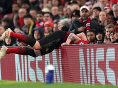 ManU-Verteidiger Phil Jones macht einen unfreiwilligen Salto über die Bande (Bild: KEYSTONE/AP/JON SUPER)