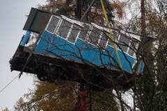 Die Wagen der Sonnenbergbahn werden für eine Revision nach Thun abtransportiert. Dafür werden die beiden Bähnli an der Mittelstation mit einem Kran angehoben und auf einen LKW verfrachtetet. (Boris Bürgisser, Kriens, 27. November 2018)