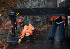 Die Wagen der Sonnenbergbahn werden für eine Revision nach Thun abtransportiert. Dafür werden die beiden Bähnli an der Mittelstation mit einem Kran angehoben und auf einen LKW verfrachtetet. (Boris Bürgisser, Kriens, 27. November 2018)