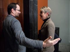 Grünen-Fraktionschef Balthasar Glättli begrüsst FDP-Bundesratskandidatin Karin Keller-Sutter. (Bild: Keystone/ANTHONY ANEX)