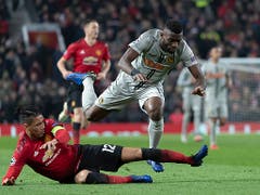 Einer der wenigen YB-Offensivaktionen - ManU-Verteidiger Christ Smalling stoppt Jean-Pierre Nsame (Bild: KEYSTONE/GEORGIOS KEFALAS)