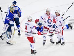 Rapperswil-Jona Lakers mit Siegtorschütze Andri Spiller (Nr. 68) jubelt nach dem Cupsieg in Davos (Bild: KEYSTONE/GIAN EHRENZELLER)