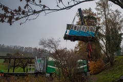 Die Wagen der Sonnenbergbahn werden für eine Revision nach Thun abtransportiert. Dafür werden die beiden Bähnli an der Mittelstation mit einem Kran angehoben und auf einen LKW verfrachtetet. (Boris Bürgisser, Kriens, 27. November 2018)
