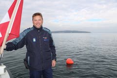 Eine rote Boje markiert den Freiwasserabstieg zur Jura. Auch Marcel Kuhn, Dienstchef der Seepolizei Thurgau, taucht mit seinem Team bei Übungen und Einsätzen an diesem Ort ab. (Bild: Julia Hanauer)