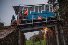 Die Wagen der Sonnenbergbahn werden für eine Revision nach Thun abtransportiert. Dafür werden die beiden Bähnli an der Mittelstation mit einem Kran angehoben und auf einen LKW verfrachtetet. (Boris Bürgisser, Kriens, 27. November 2018)