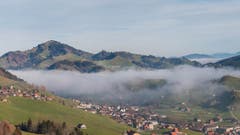 Aufziehender Nebel über Urnäsch. (Bild: Hans-Jörg Stalder)