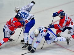 Intensiver Cupfight zwischen Kloten und Davos - der Swiss-League-Verein vergab einen 3:1-Vorsprung gegen Zug (Bild: KEYSTONE/WALTER BIERI)