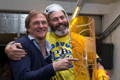 Arno Del Curto mit dem Vater von Dino und Marc Wieser (rechts), welcher den Pokal der Nationalleague A in den Händen hält. Der HCD erhielt diesen nach dem fünften Playoff-Finalspiel gegen die ZSC Lions. (Bild: Patrick B Kraemer/Keystone, Zürich, 11. April 2015)