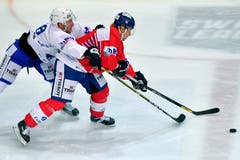 Der Zuger Jesse Zgraggen (links) im Zweikampf gegen den Klotener Jussi Jokinen. (Keystone/Walter Bieri, Kloten, 27. November 2018)