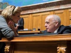Diskussion über den Voranschlag 2019: Nationalrätin Doris Fiala (FDP/ZH) und Finanzminister Ueli Maurer im Gespräch. (Bild: KEYSTONE/PETER SCHNEIDER)