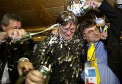 Arno Del Curto (Mitte) wird nach der erfolgreichen Titelverteidigung 2001 des Spengler Cups nach dem 4:3 Sieg gegen Team Canada in der HC Davos Kabine mit Bier übergossen. (Jürgen Staiger/Keystone, Davos, 31. Dezember 2001)