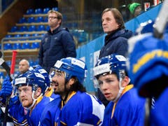 Sandro Rizzi (hinten links) und Remo Gross betreuten den HC Davos im Spiel 1 nach Arno Del Curto (Bild: KEYSTONE/GIAN EHRENZELLER)