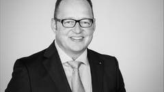 Lorenz Furrer ist Mitgründer der PR-Agentur furrerhugi. Im Mai sagte er gegenüber dem «Tages-Anzeiger», er könne einem Kunden innerhalb von einer Viertelstunde einen Termin mit einem Bundesrat besorgen. Furrer ist mit Nicole Loeb verheiratet, die sich über den Detailhandelsverband Swiss Retail Federation regelmässig mit Karin Keller-Sutter trifft.