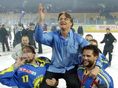 Meisterfeier im Hallenstadion: 2002 führte Arno Del Curto den HC Davos zum ersten von insgesamt sechs Schweizer Meistertiteln (Bild: KEYSTONE/FRANCO GRECO)