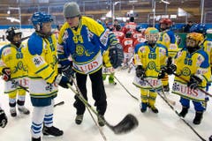 Del Curto mit Kindern am 82. Spengler Cup vor gut zehn Jahren. (Bild: Salvatore Di Nolfi/Keystone, Davos, 28. Dezember 2008)