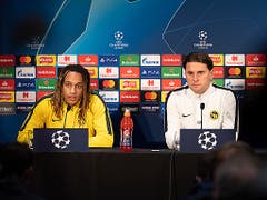 Trainer Gerardo Seoane (rechts) und Kevin Mbabu am Montag anlässlich der Pressekonferenz der Young Boys vor der Partie gegen Manchester United (Bild: KEYSTONE/GEORGIOS KEFALAS)