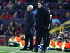 Jung-Trainer Gerardo Seoane neben Start-Trainer José Mourinho im Old-Trafford-Stadion (Bild: KEYSTONE/AP/JON SUPER)