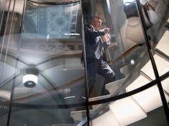Gelegenheit für einen Schluck Wasser: Bundesratskandidat Hans Wicki (FDP) zwischen zwei Hearings. (Bild: KEYSTONE/ANTHONY ANEX)