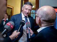 FDP-Bundesratskandidat Hans Wicki beantwortet zwischen den Hearings Journalistenfragen. (Bild: Keystone/ANTHONY ANEX)